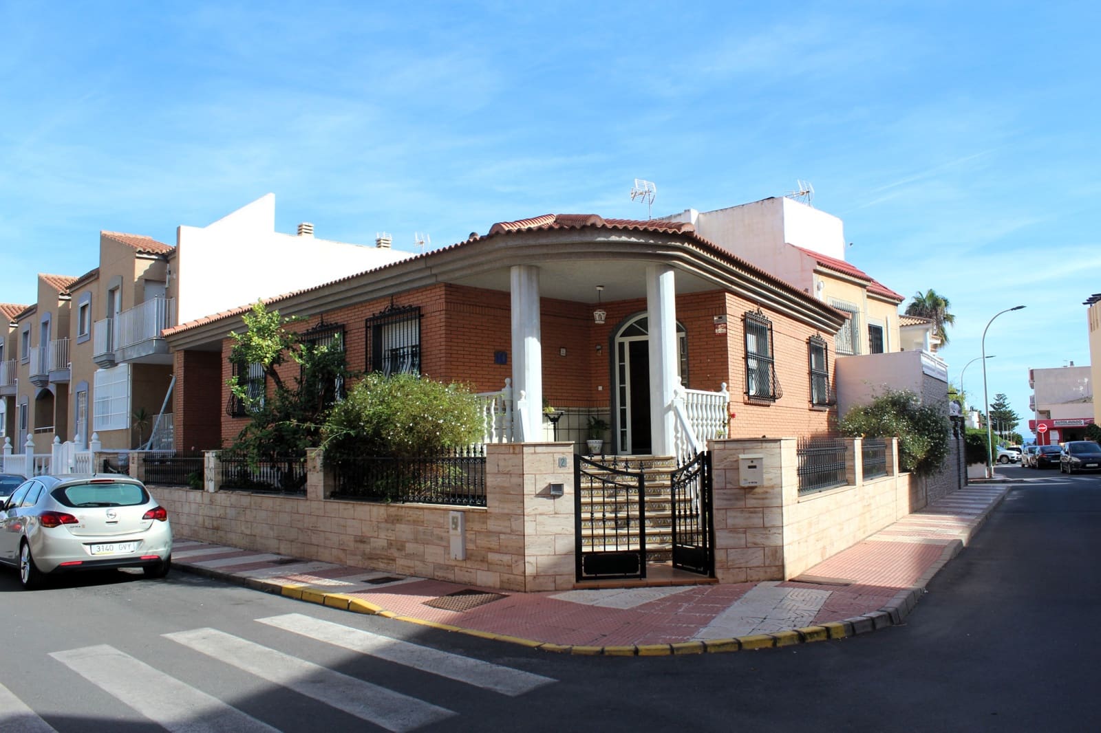 4 soveværelse Byhus til salg i Roquetas de Mar med garage - € 375.000 (Ref: 9449922)