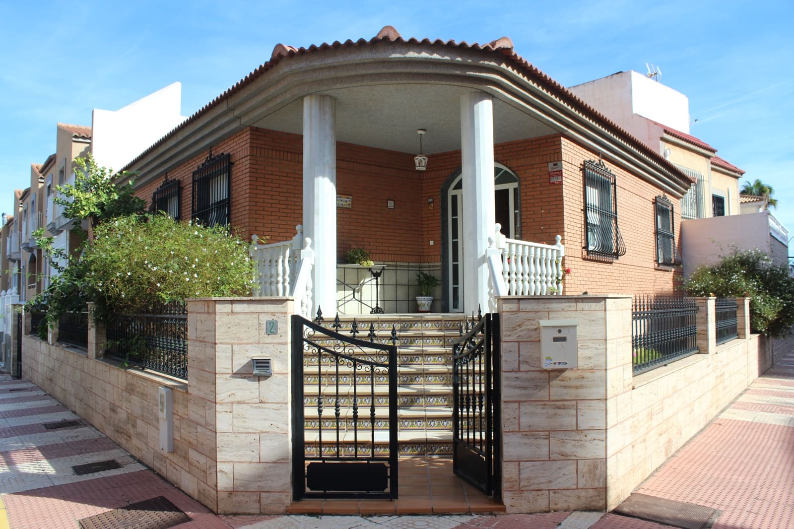 4 soveværelse Byhus til salg i Roquetas de Mar med garage - € 375.000 (Ref: 9449922)