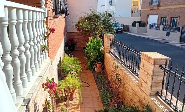 4 soveværelse Byhus til salg i Roquetas de Mar med garage - € 375.000 (Ref: 9449922)