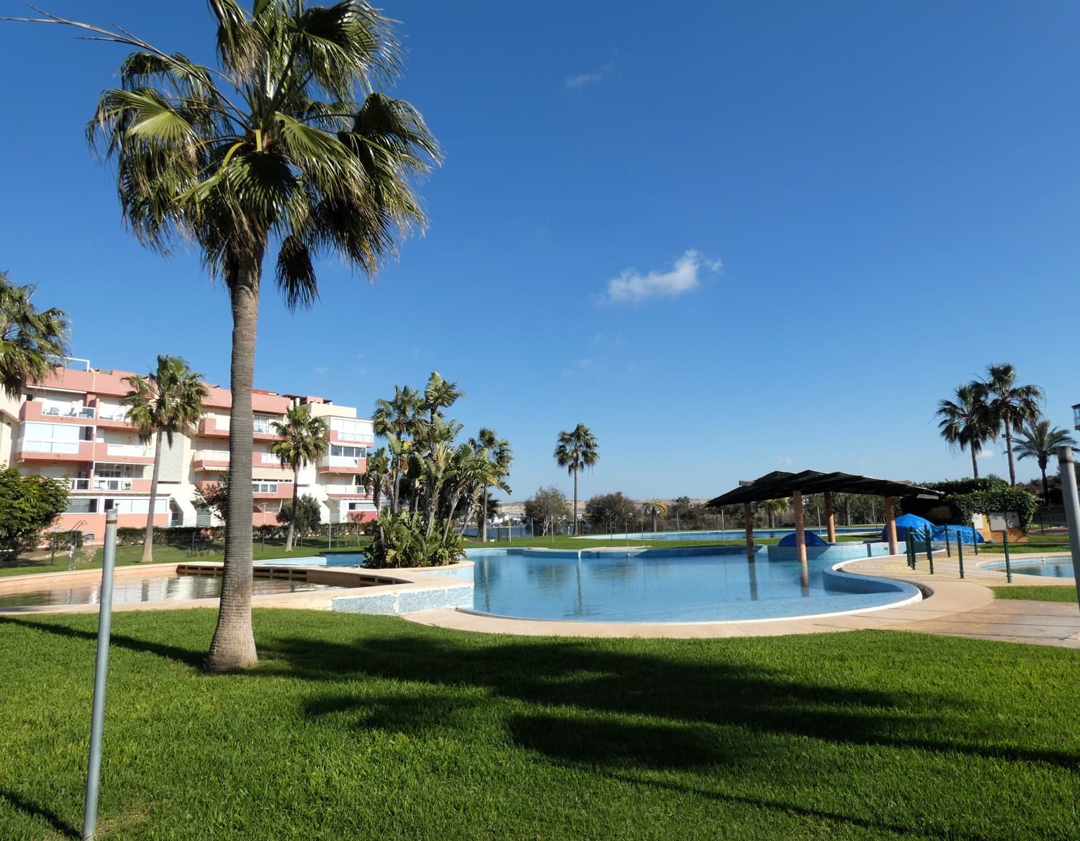 2 sypialnia Mieszkanie na sprzedaż w Almerimar z basenem garażem - 185 000 € (Ref: 9656405)