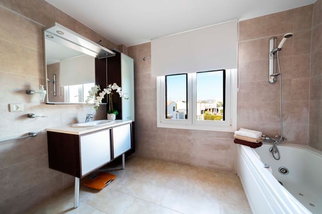 6 soveværelse Villa til salg i Vinaròs med swimmingpool - € 745.000 (Ref: 7710337)