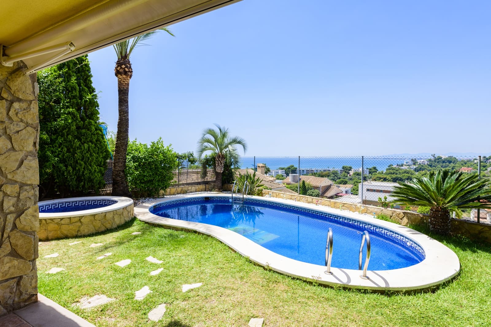 6 makuuhuone Omakotitalo myytävänä paikassa Benicassim mukana uima-altaan 
autotalli - 850 000 € (Ref: 9501804)