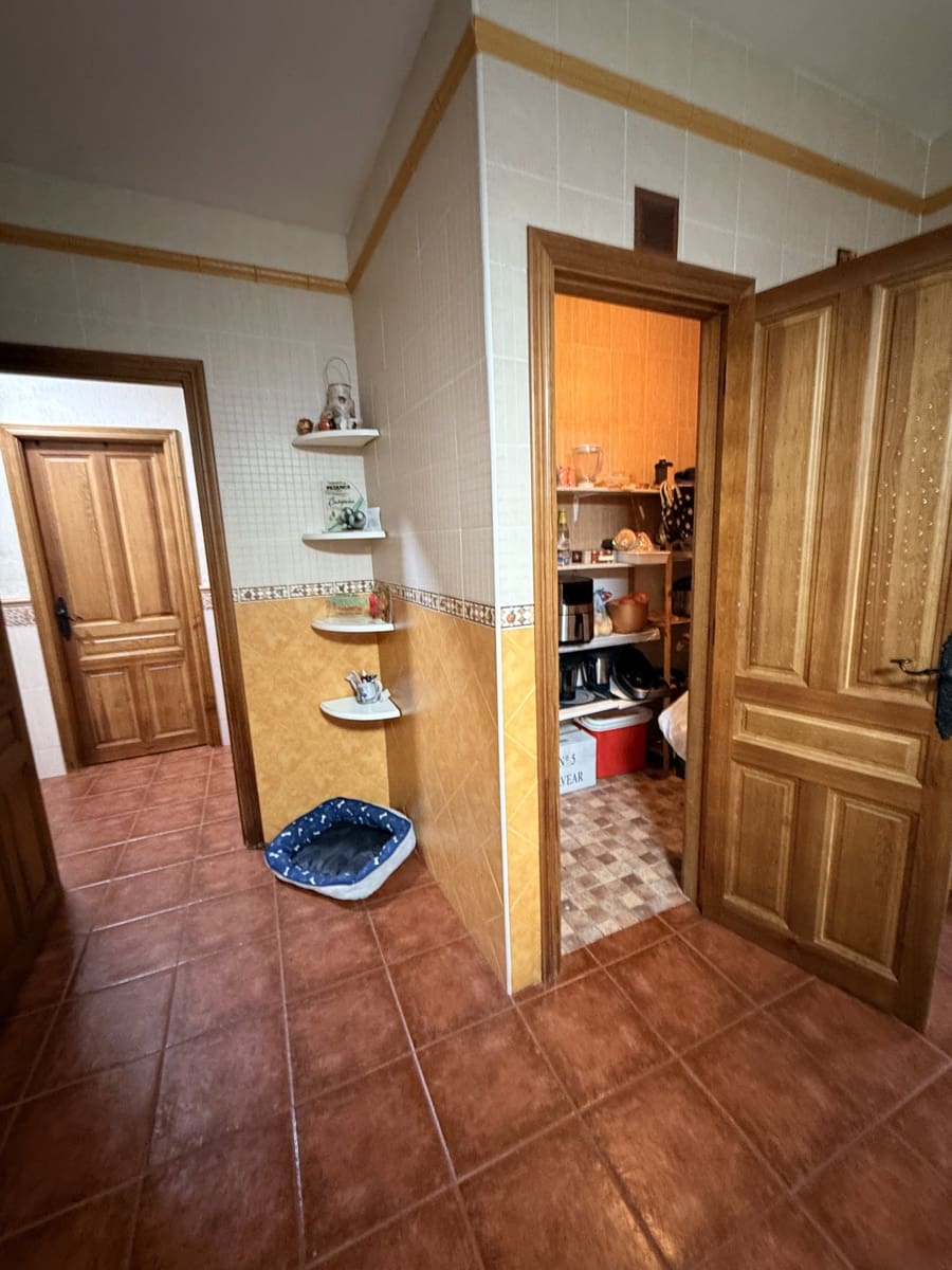 5 bedroom Villa for sale in Villanueva de Algaidas with pool garage - € 265,000 (Ref: 10091576)
