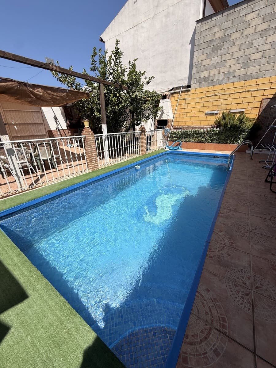 5 bedroom Villa for sale in Villanueva de Algaidas with pool garage - € 265,000 (Ref: 10091576)