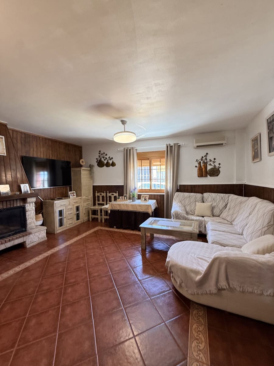 5 bedroom Villa for sale in Villanueva de Algaidas with pool garage - € 265,000 (Ref: 10091576)