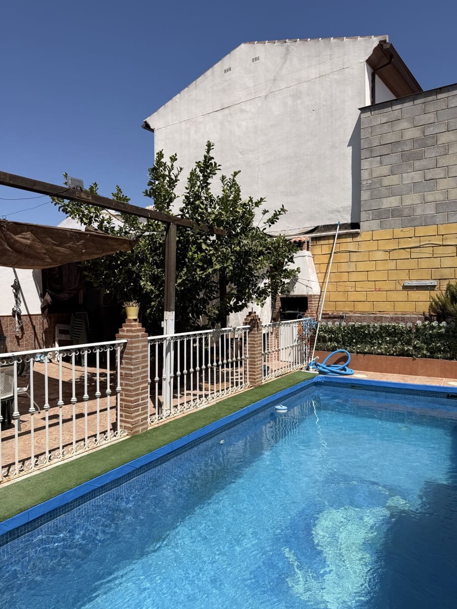 5 bedroom Villa for sale in Villanueva de Algaidas with pool garage - € 265,000 (Ref: 10091576)