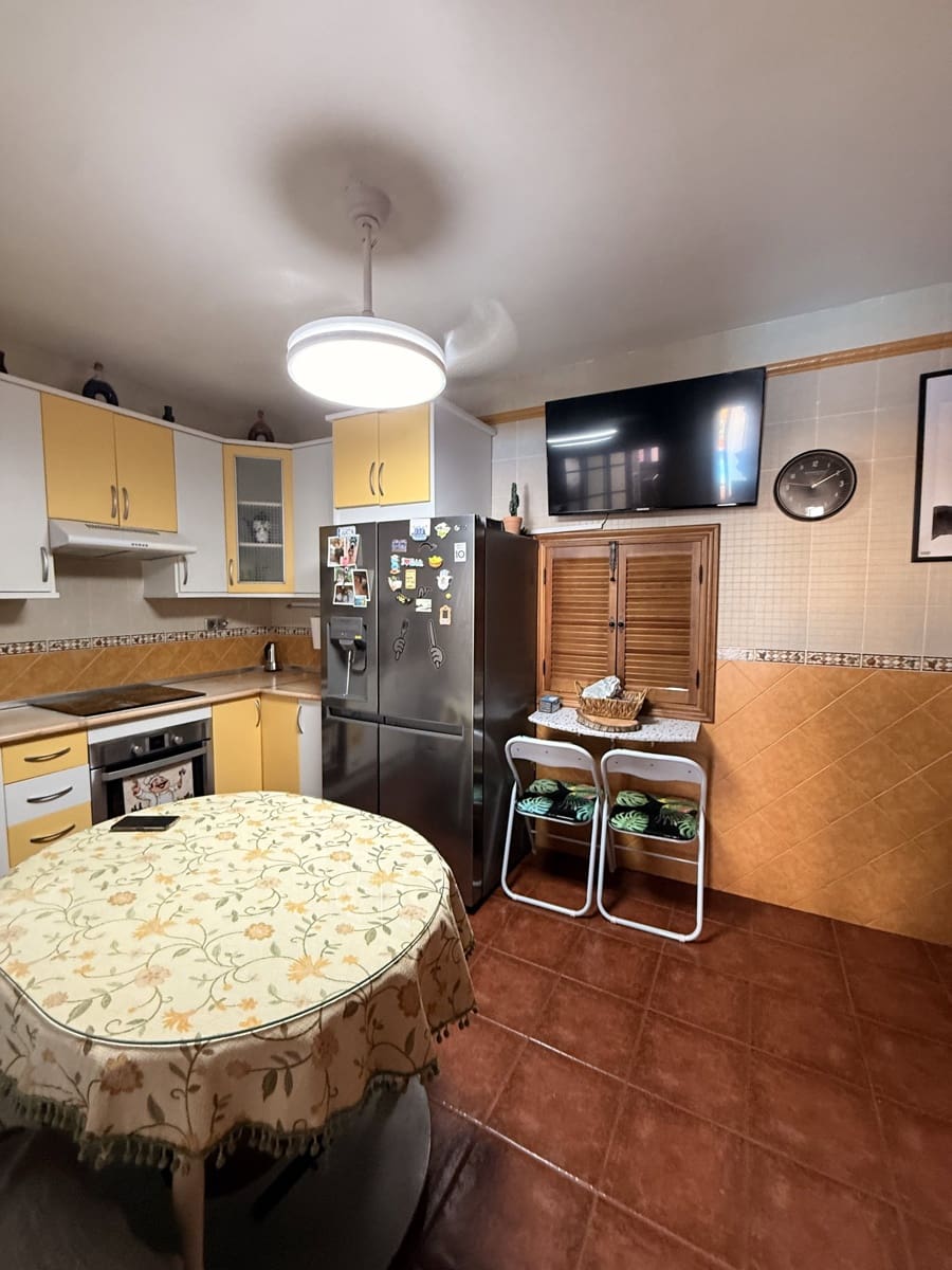 5 bedroom Villa for sale in Villanueva de Algaidas with pool garage - € 265,000 (Ref: 10091576)