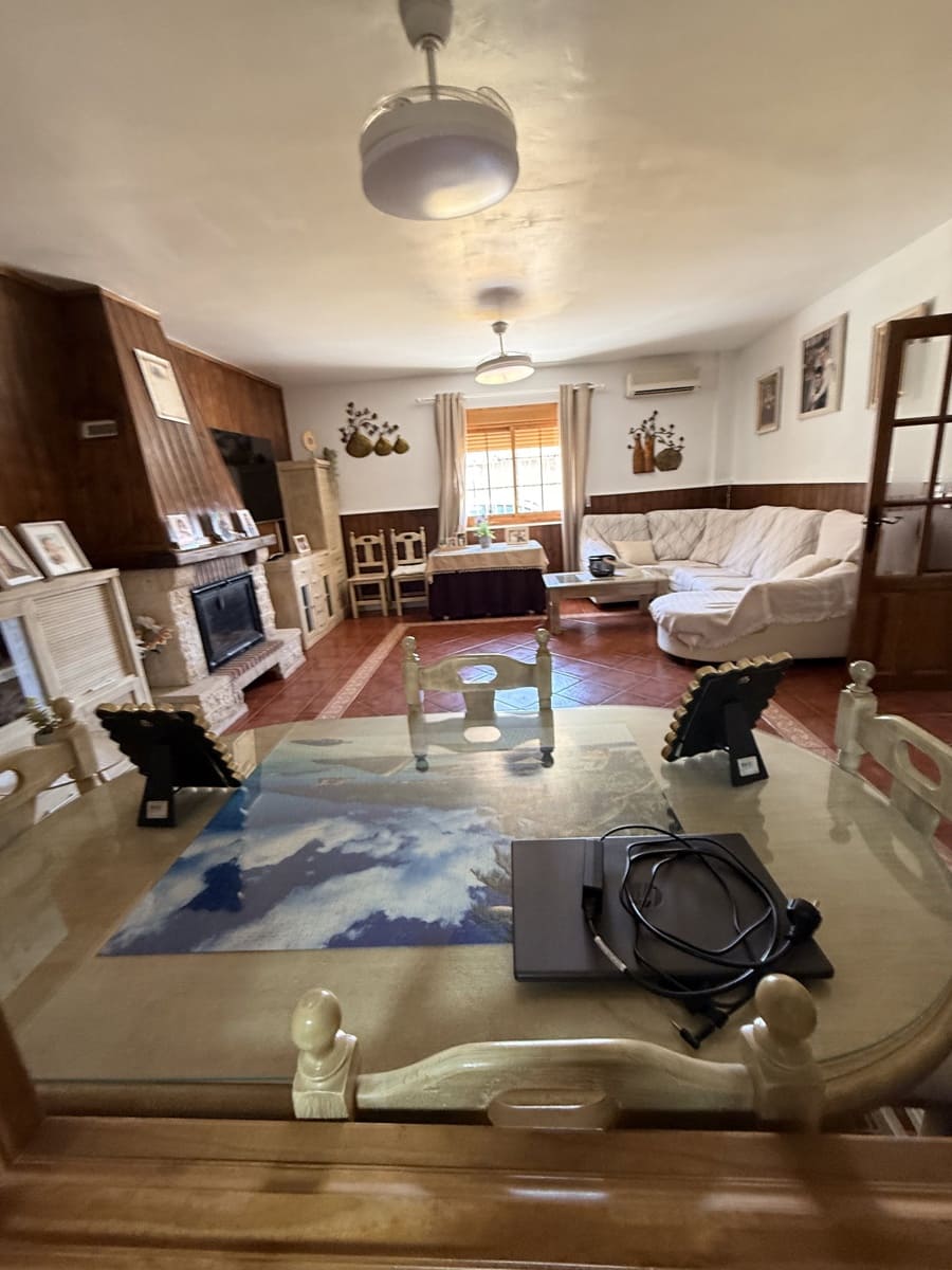 5 bedroom Villa for sale in Villanueva de Algaidas with pool garage - € 265,000 (Ref: 10091576)