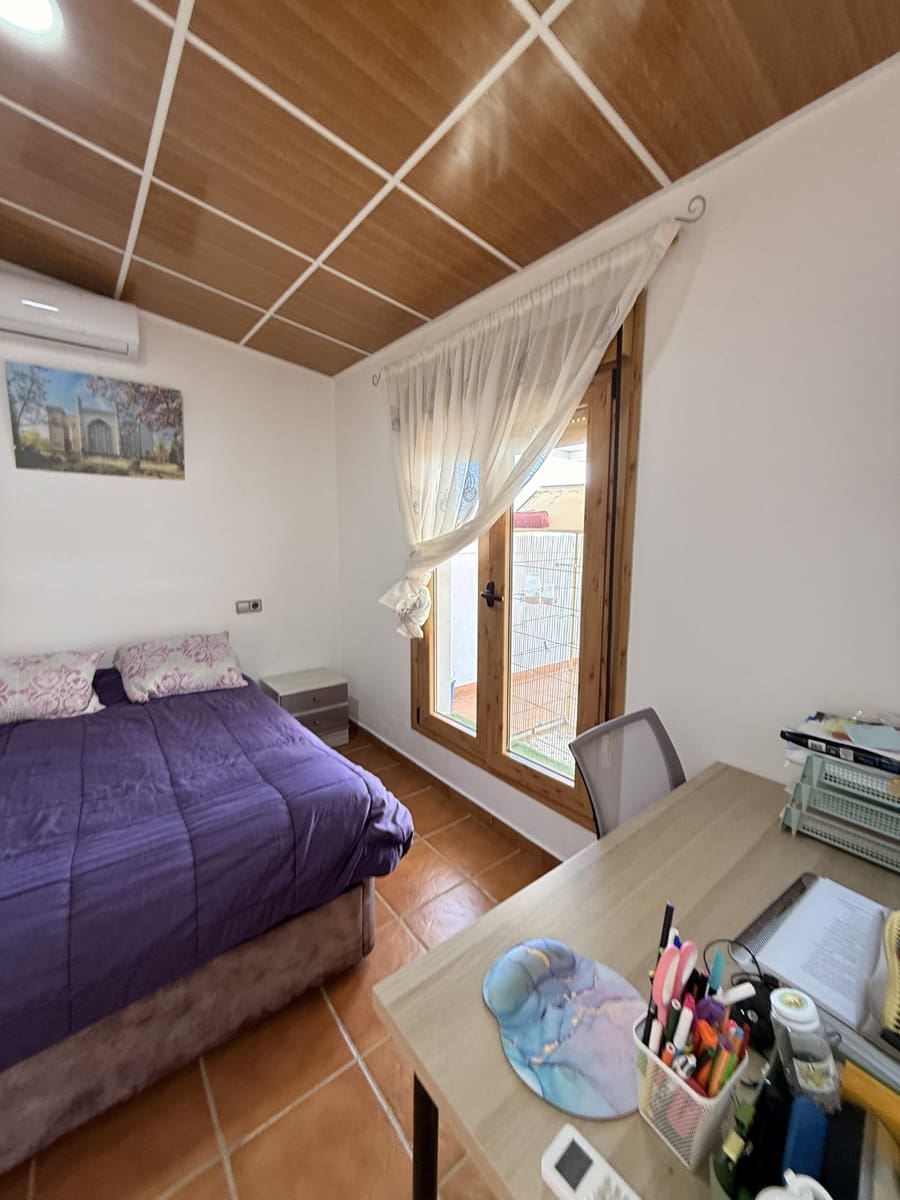 5 bedroom Villa for sale in Villanueva de Algaidas with pool garage - € 265,000 (Ref: 10091576)