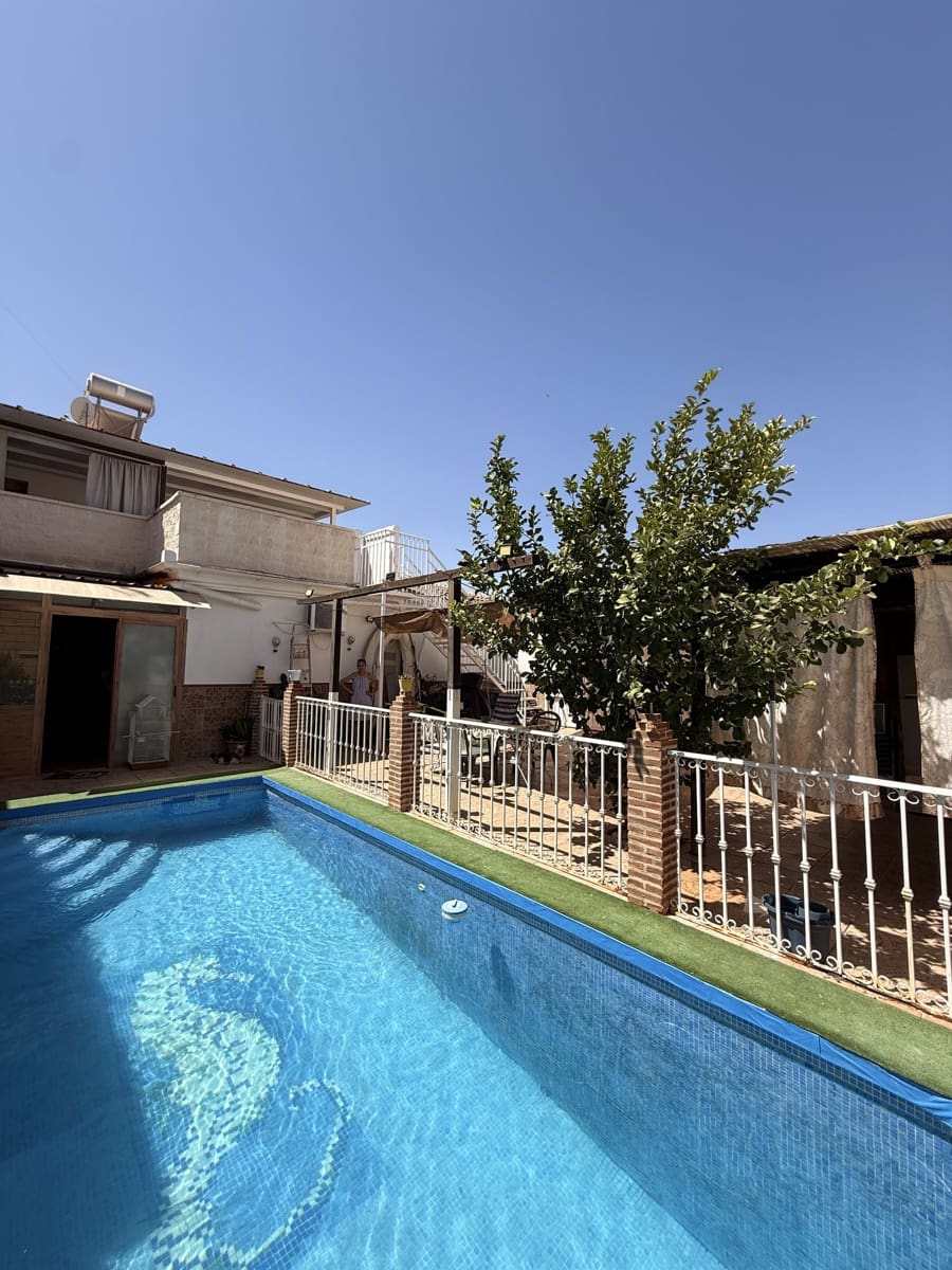 5 bedroom Villa for sale in Villanueva de Algaidas with pool garage - € 265,000 (Ref: 10091576)