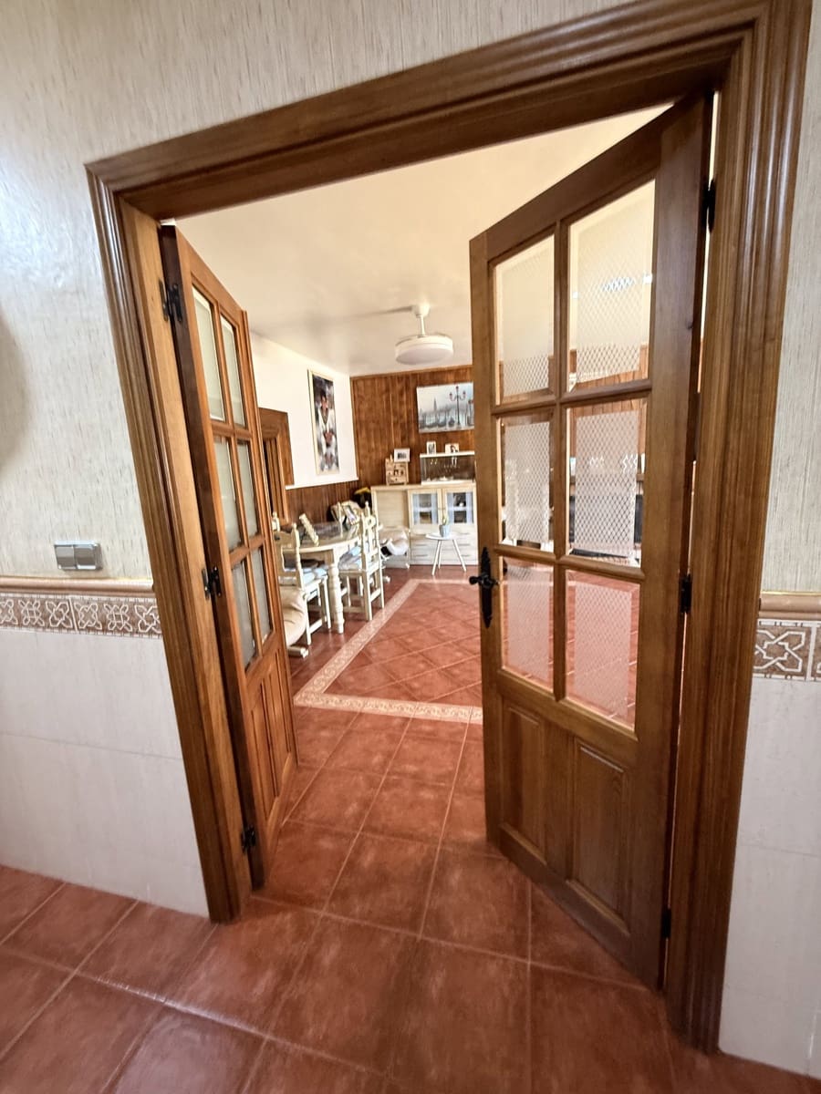 5 bedroom Villa for sale in Villanueva de Algaidas with pool garage - € 265,000 (Ref: 10091576)
