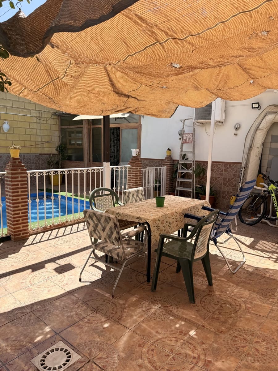 5 bedroom Villa for sale in Villanueva de Algaidas with pool garage - € 265,000 (Ref: 10091576)