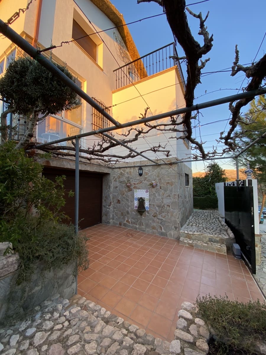 3 bedroom Villa for sale in Villanueva del Trabuco with pool garage - € 297,000 (Ref: 9674813)