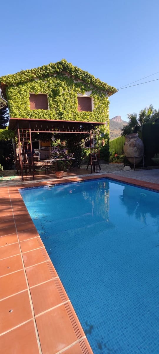 Chalet de 3 habitaciones en Villanueva del Trabuco en venta con piscina garaje - 297.000 € (Ref: 9674813)
