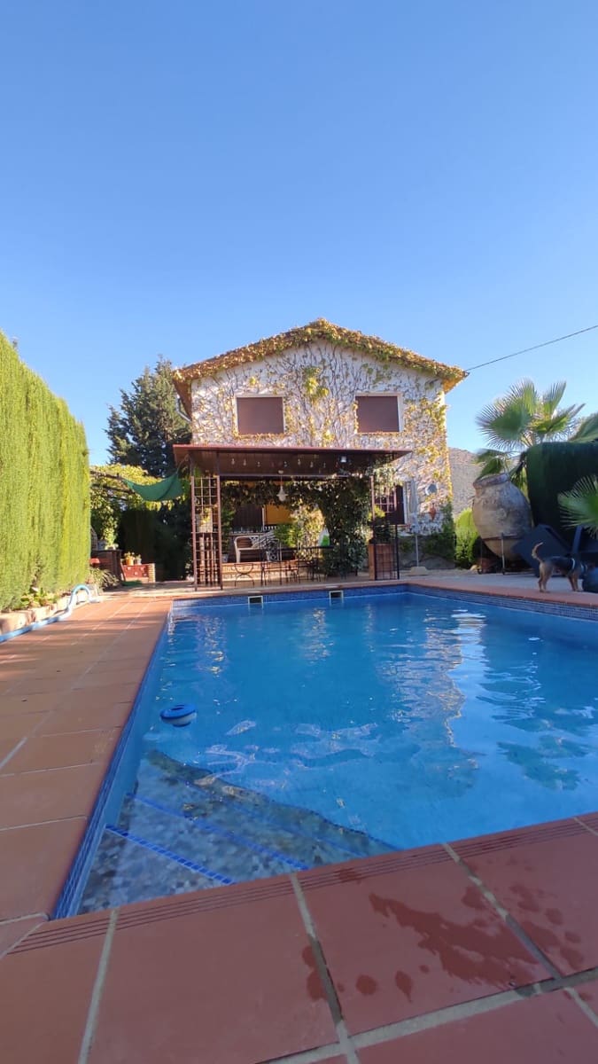 Chalet de 3 habitaciones en Villanueva del Trabuco en venta con piscina garaje - 297.000 € (Ref: 9674813)
