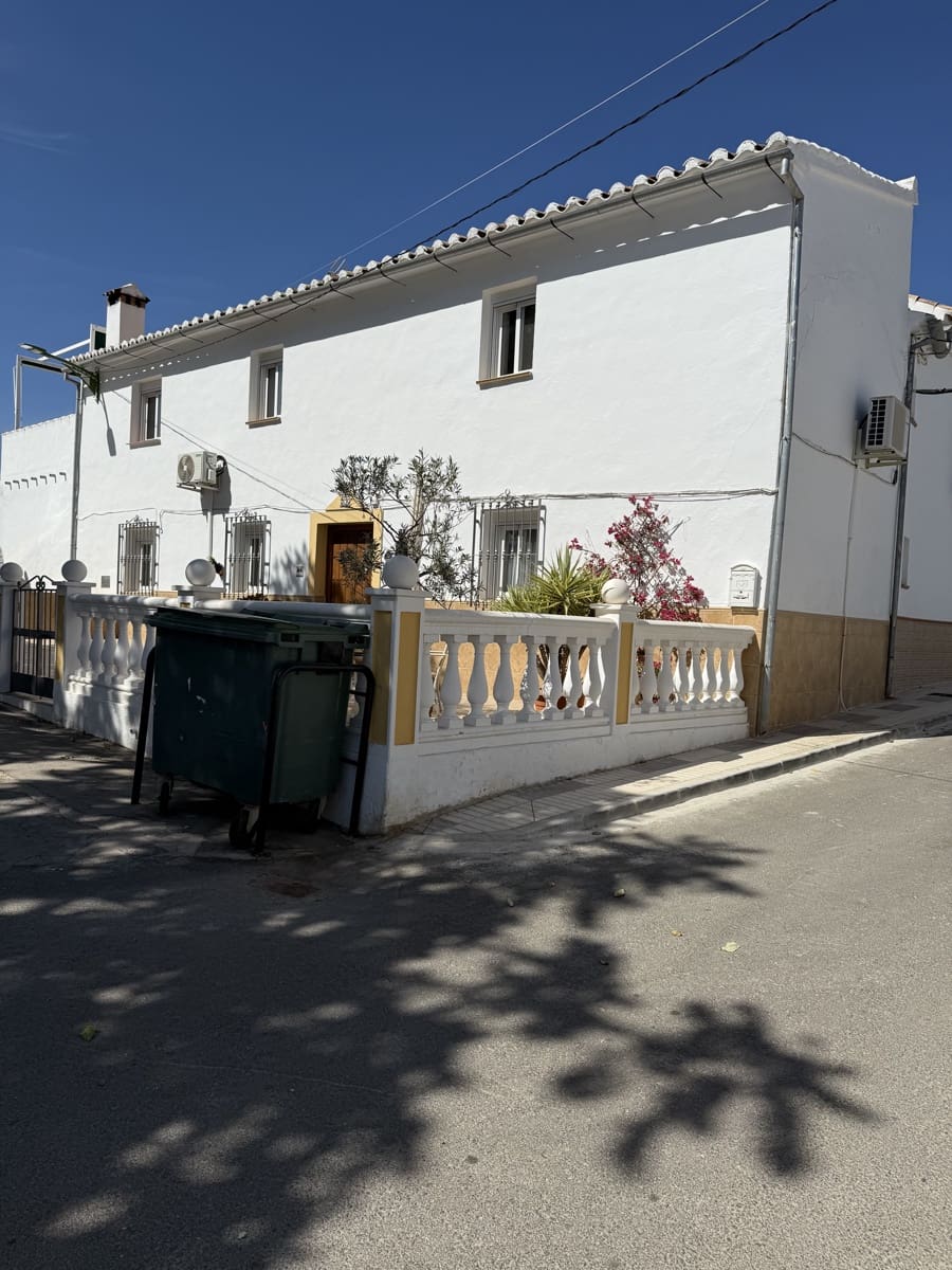 4 bedroom Townhouse for sale in Villanueva de Algaidas with pool garage - € 142,000 (Ref: 9674821)