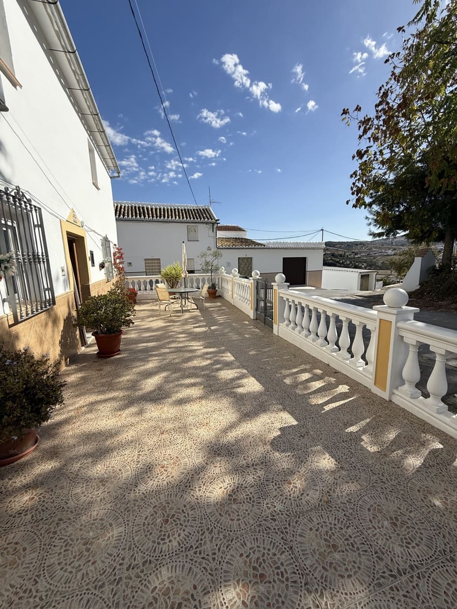 4 bedroom Townhouse for sale in Villanueva de Algaidas with pool garage - € 142,000 (Ref: 9674821)