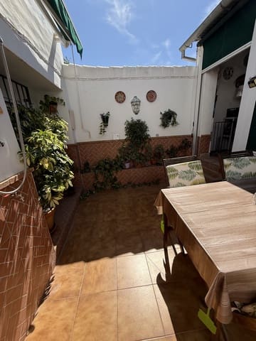 4 bedroom Townhouse for sale in Villanueva de Algaidas with pool garage - € 142,000 (Ref: 9674821)