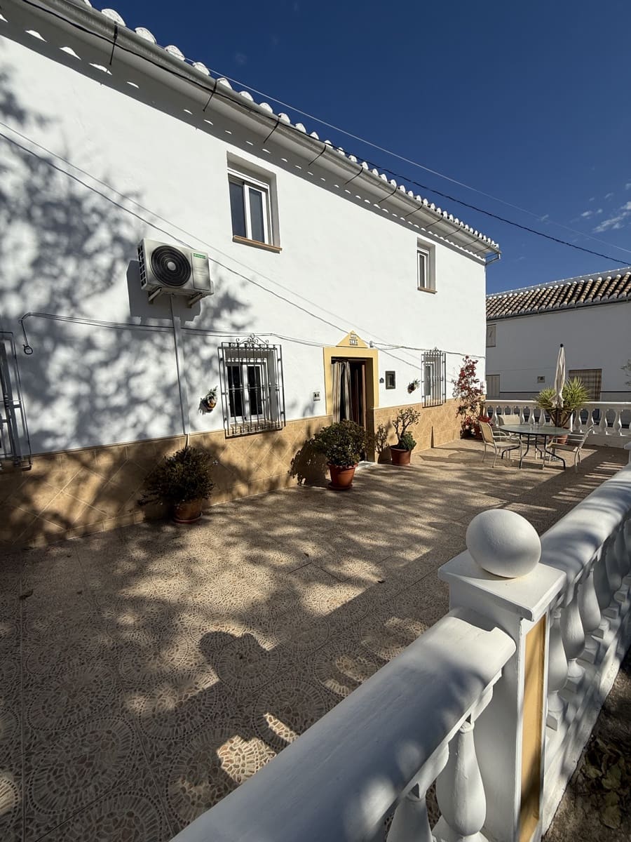 4 bedroom Townhouse for sale in Villanueva de Algaidas with pool garage - € 142,000 (Ref: 9674821)