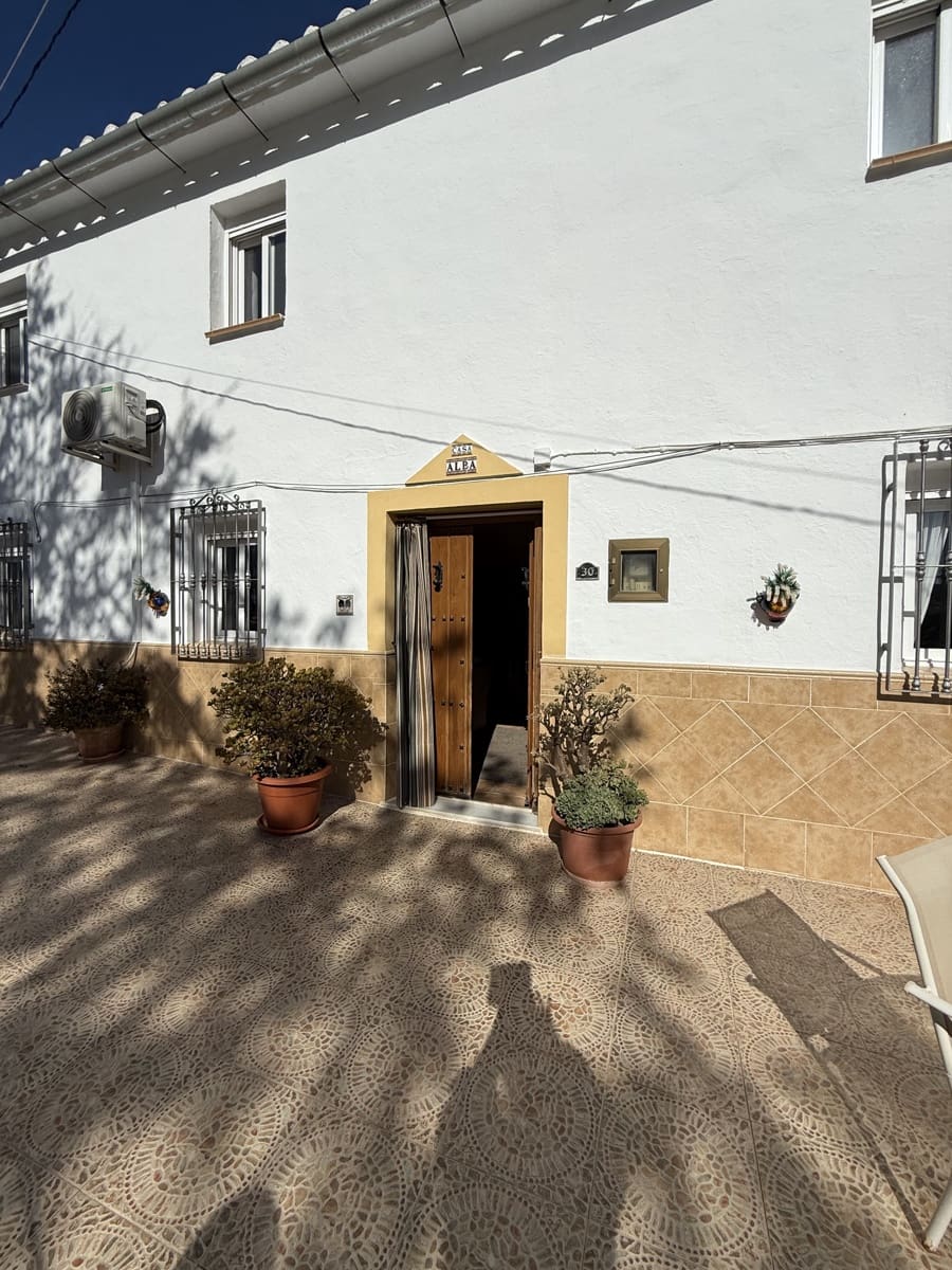 4 bedroom Townhouse for sale in Villanueva de Algaidas with pool garage - € 142,000 (Ref: 9674821)
