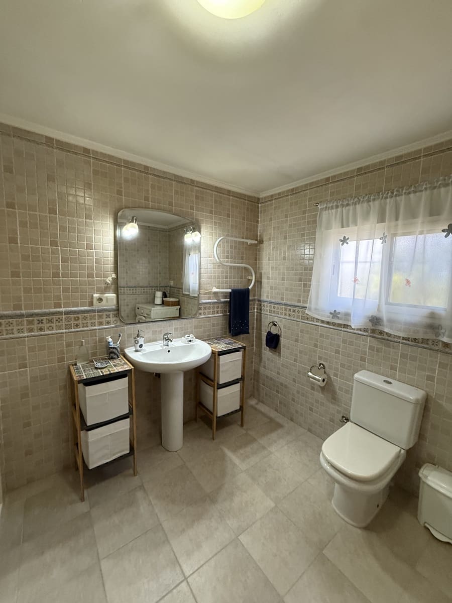 4 bedroom Townhouse for sale in Villanueva de Algaidas with pool garage - € 142,000 (Ref: 9674821)