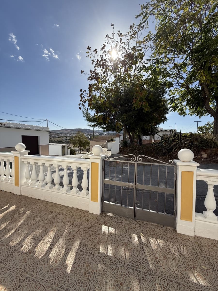 4 bedroom Townhouse for sale in Villanueva de Algaidas with pool garage - € 142,000 (Ref: 9674821)