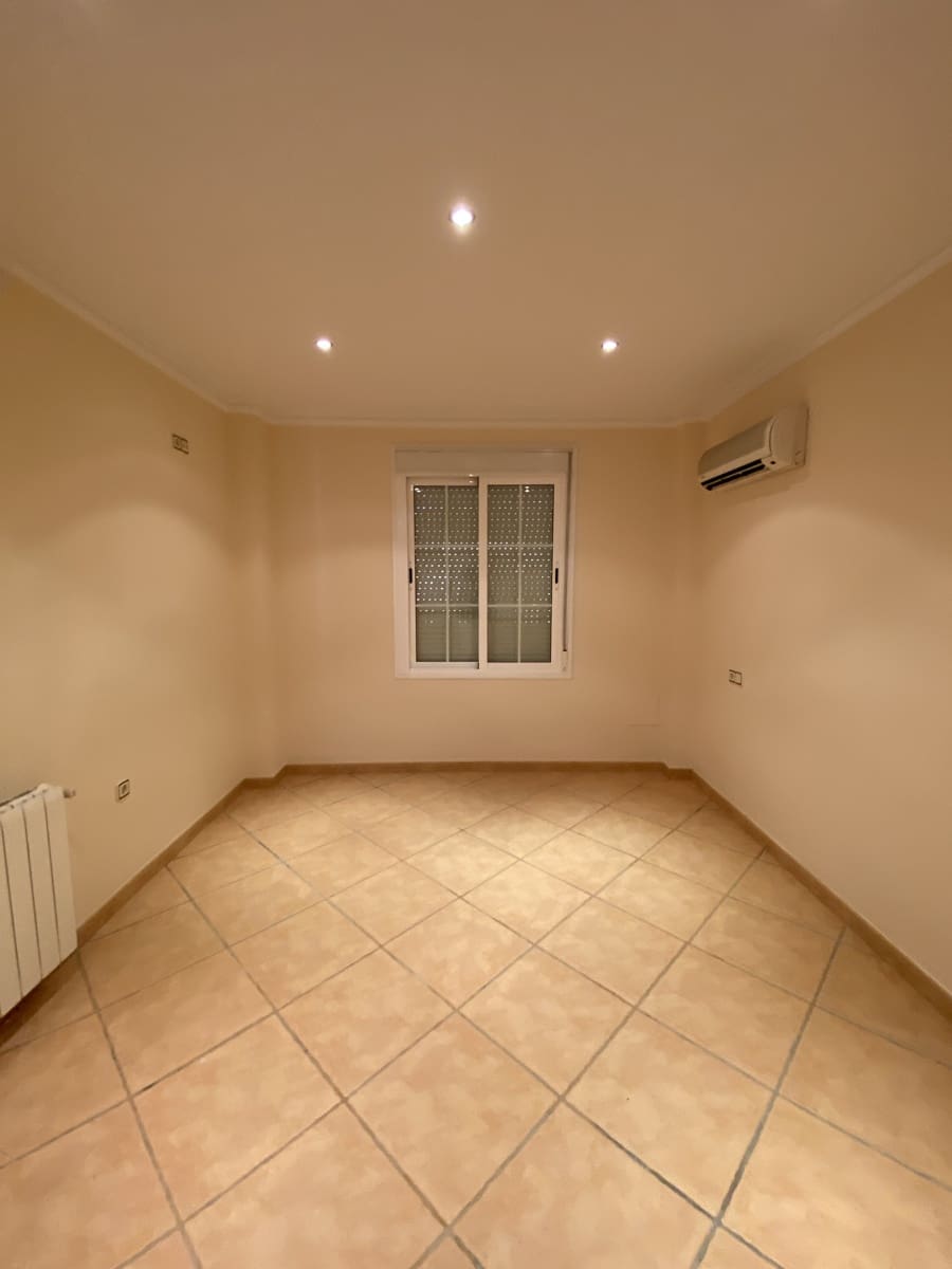 6 bedroom Villa for sale in Villanueva del Trabuco with pool garage - € 305,000 (Ref: 9674830)