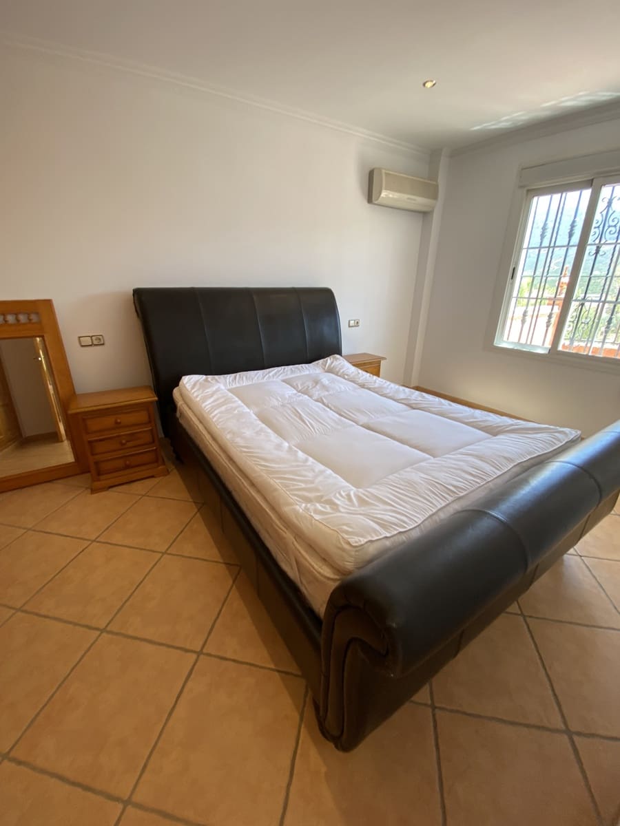 6 bedroom Villa for sale in Villanueva del Trabuco with pool garage - € 305,000 (Ref: 9674830)