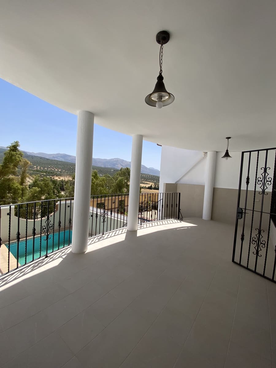 6 bedroom Villa for sale in Villanueva del Trabuco with pool garage - € 305,000 (Ref: 9674830)