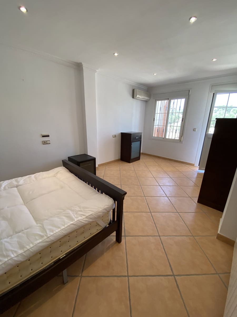 6 soveværelse Villa til salg i Villanueva del Trabuco med swimmingpool garage - € 305.000 (Ref: 9674830)