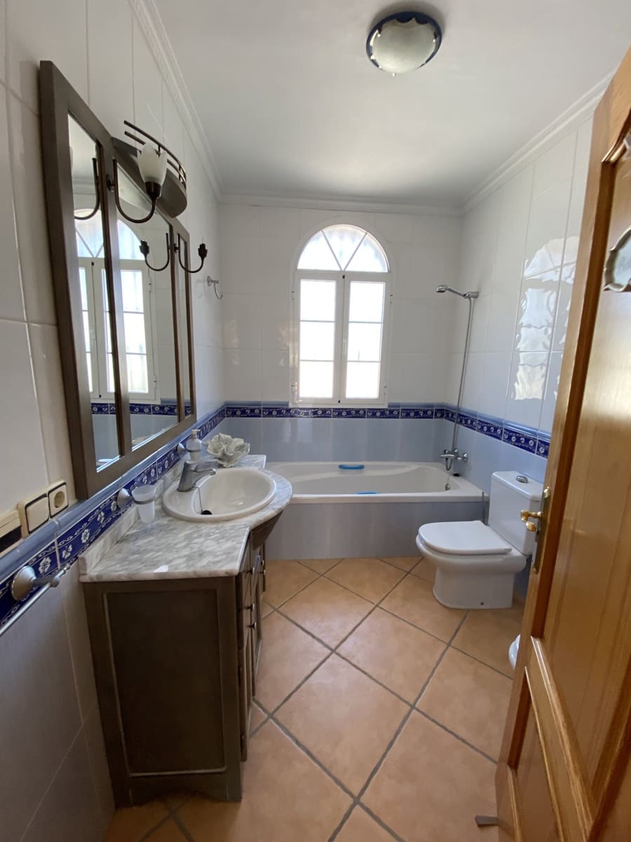 6 soveværelse Villa til salg i Villanueva del Trabuco med swimmingpool garage - € 305.000 (Ref: 9674830)
