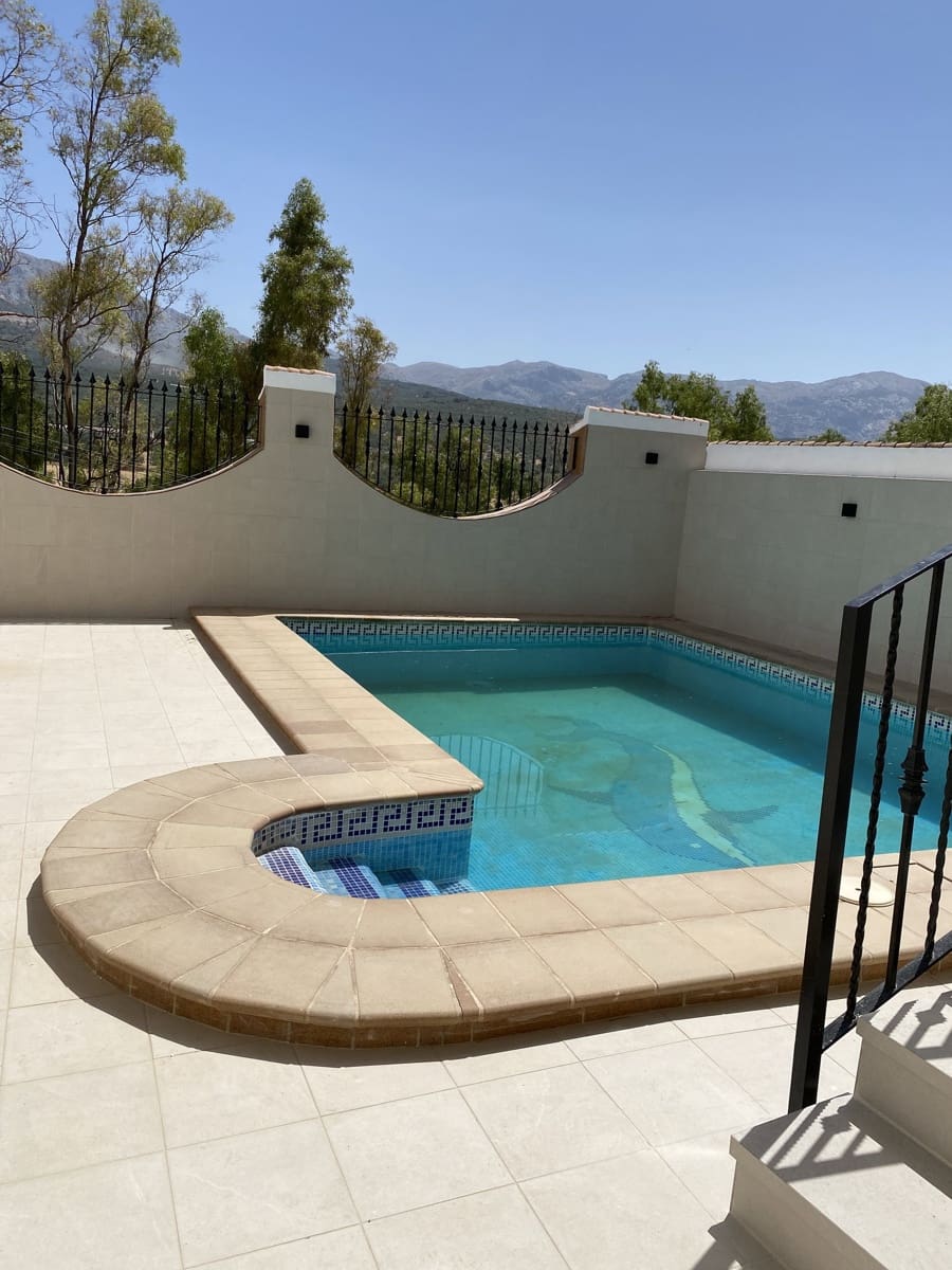 6 soveværelse Villa til salg i Villanueva del Trabuco med swimmingpool garage - € 305.000 (Ref: 9674830)