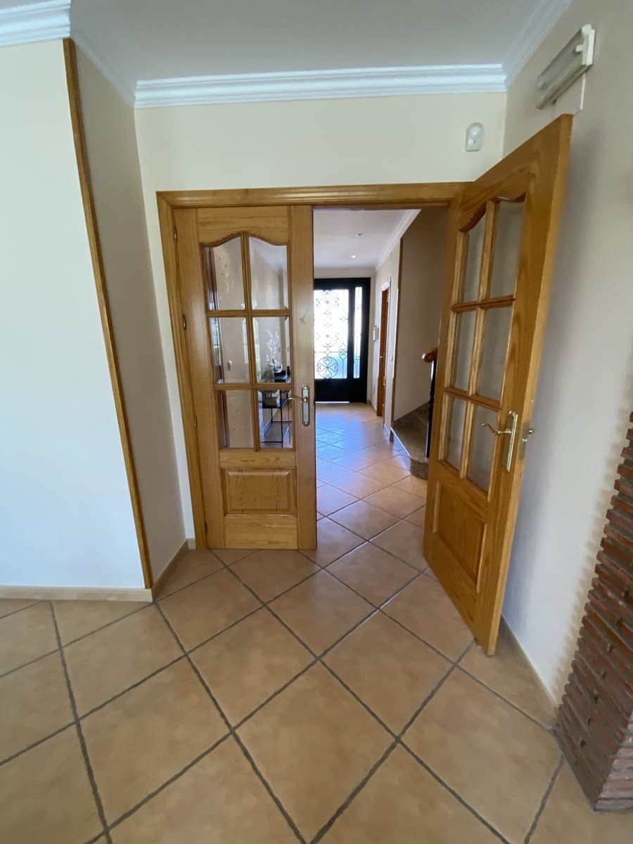 6 soveværelse Villa til salg i Villanueva del Trabuco med swimmingpool garage - € 305.000 (Ref: 9674830)
