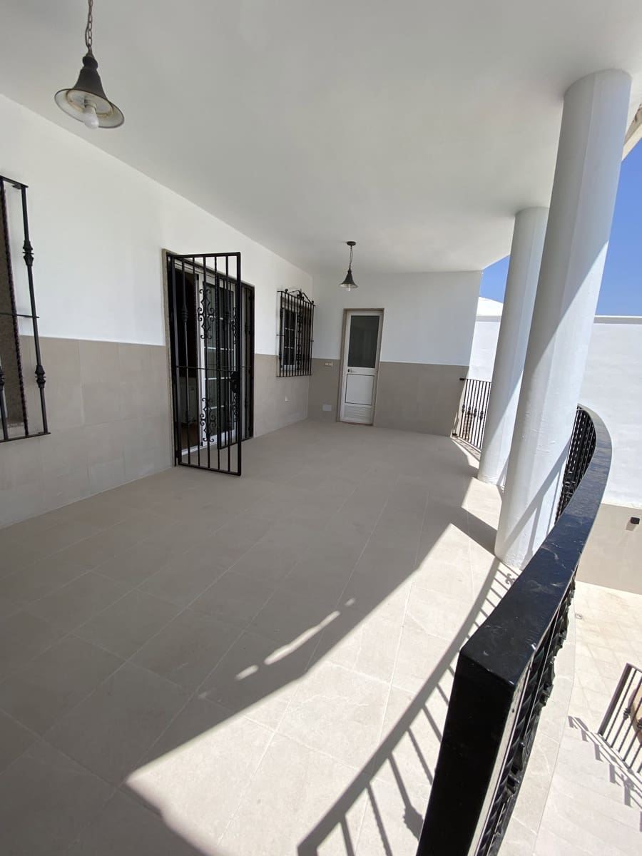 6 soveværelse Villa til salg i Villanueva del Trabuco med swimmingpool garage - € 305.000 (Ref: 9674830)