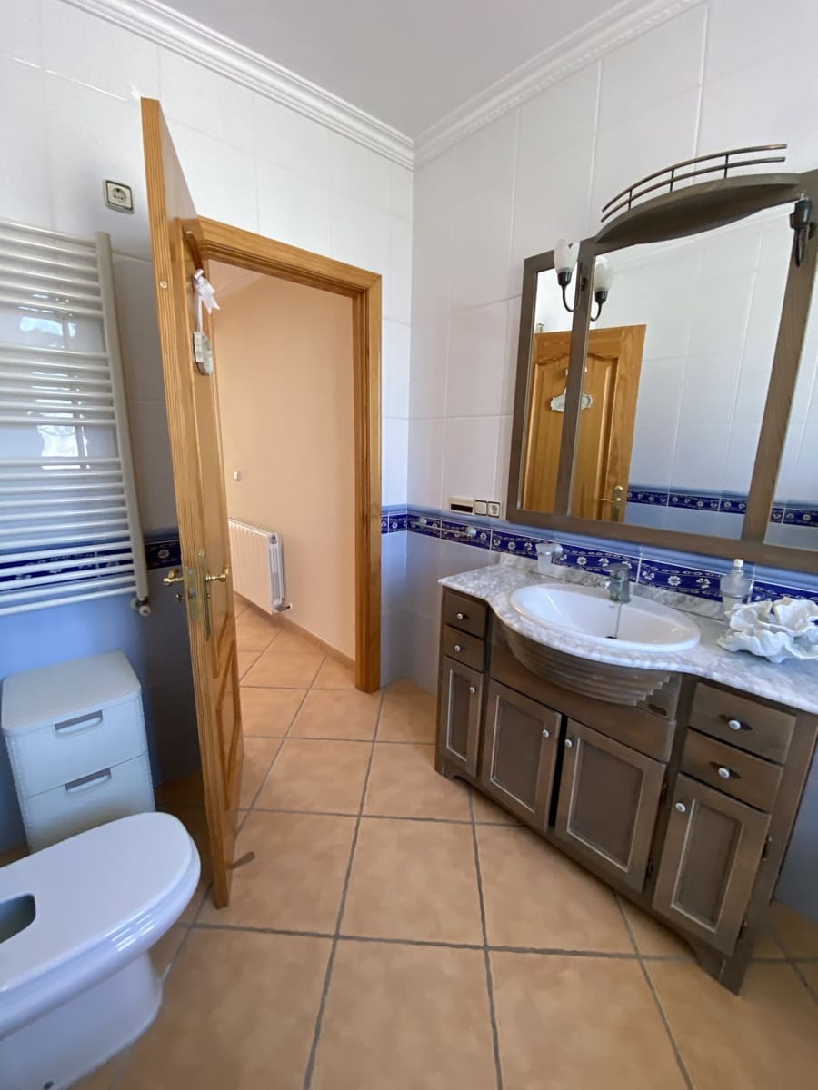 6 soveværelse Villa til salg i Villanueva del Trabuco med swimmingpool garage - € 305.000 (Ref: 9674830)