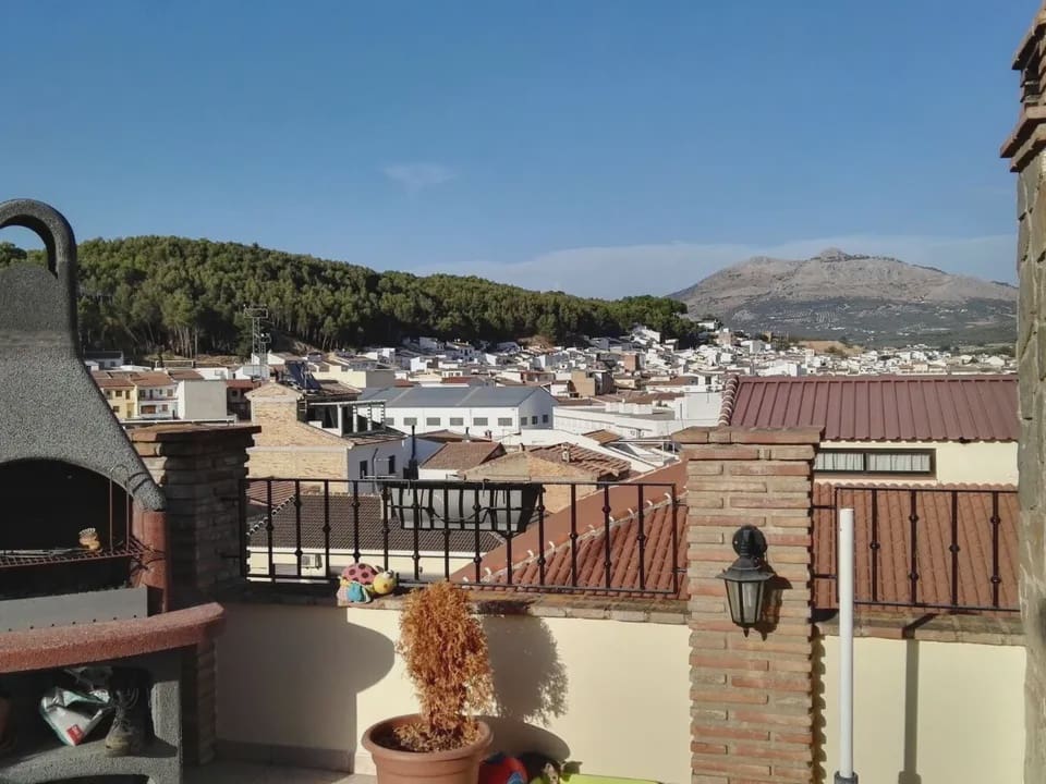 5 bedroom Villa for sale in Villanueva del Trabuco with pool - € 289,000 (Ref: 9674831)