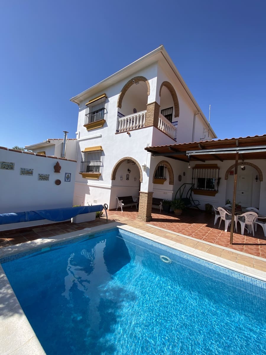 4 bedroom Villa for sale in Villanueva del Trabuco with pool garage - € 305,000 (Ref: 9674838)