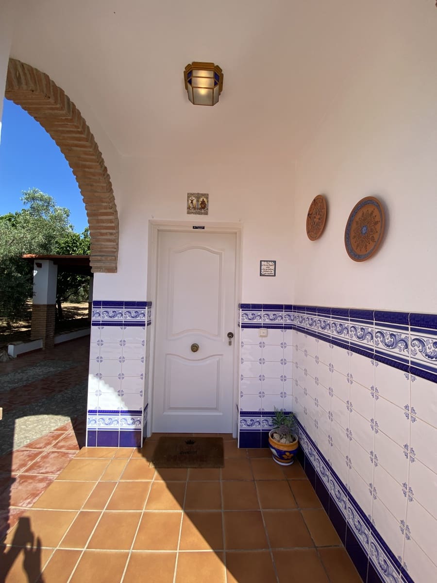 4 bedroom Villa for sale in Villanueva del Trabuco with pool garage - € 305,000 (Ref: 9674838)