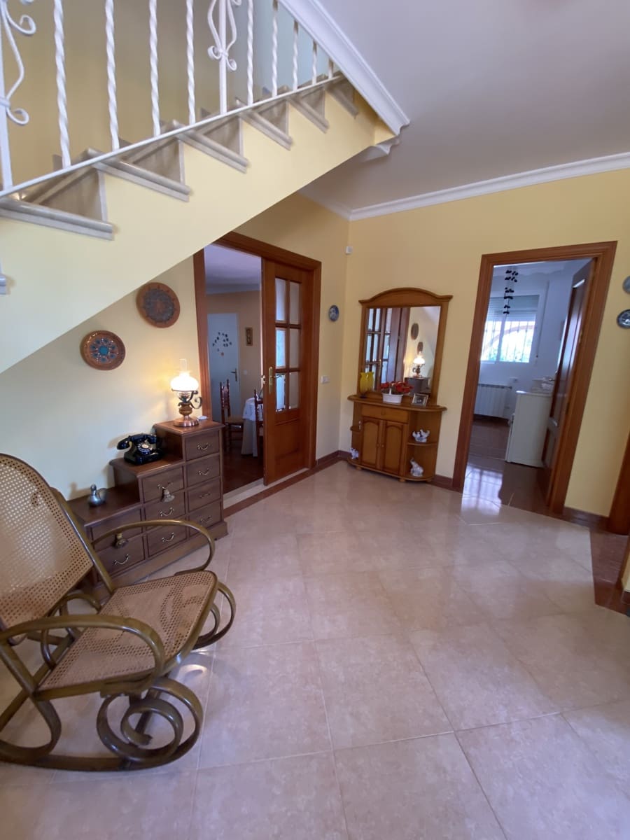 4 bedroom Villa for sale in Villanueva del Trabuco with pool garage - € 305,000 (Ref: 9674838)