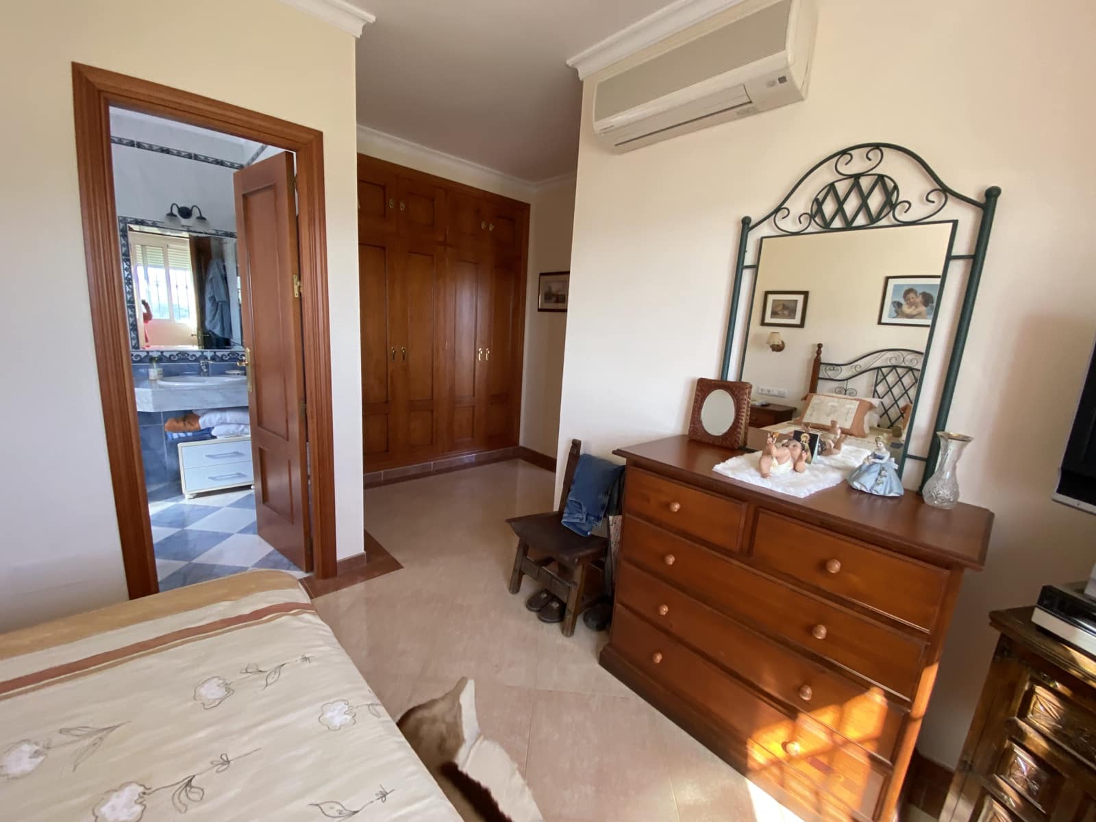 4 bedroom Villa for sale in Villanueva del Trabuco with pool garage - € 305,000 (Ref: 9674838)