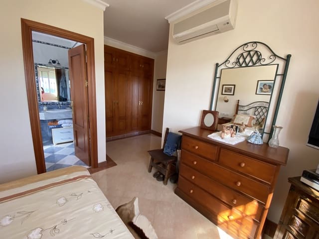 4 bedroom Villa for sale in Villanueva del Trabuco with pool garage - € 305,000 (Ref: 9674838)