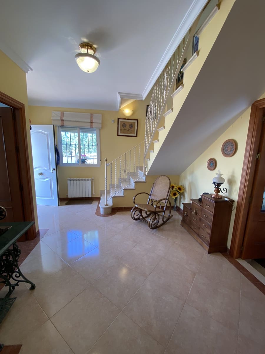 4 bedroom Villa for sale in Villanueva del Trabuco with pool garage - € 305,000 (Ref: 9674838)