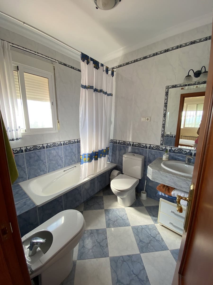 Chalet de 4 habitaciones en Villanueva del Trabuco en venta con piscina garaje - 305.000 € (Ref: 9674838)