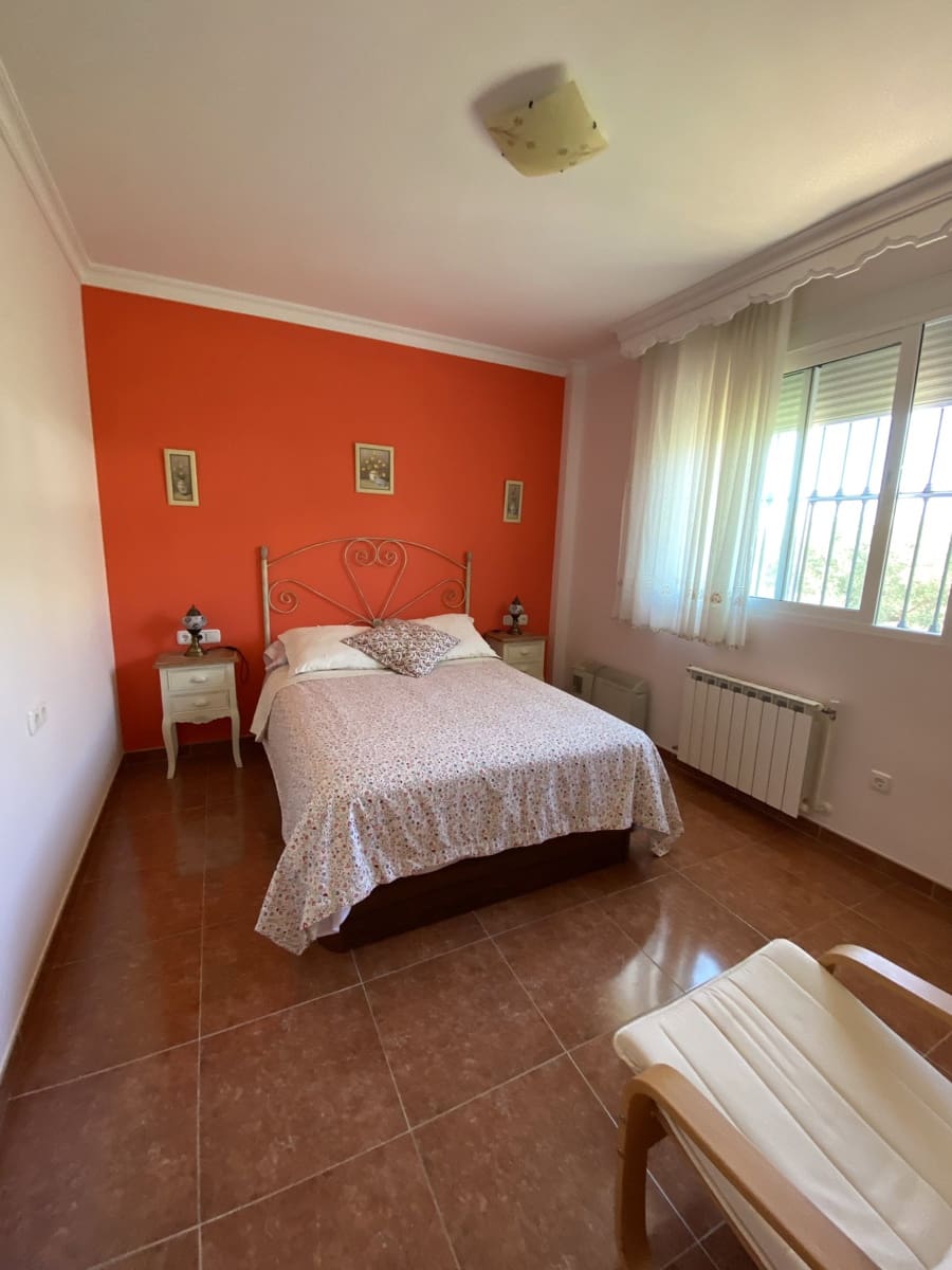 Chalet de 4 habitaciones en Villanueva del Trabuco en venta con piscina garaje - 305.000 € (Ref: 9674838)