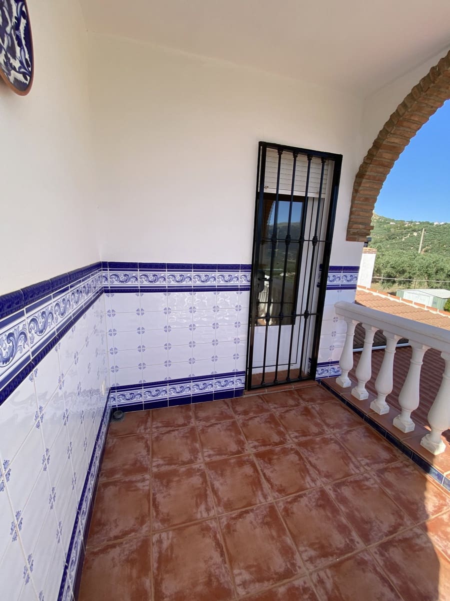 Chalet de 4 habitaciones en Villanueva del Trabuco en venta con piscina garaje - 305.000 € (Ref: 9674838)