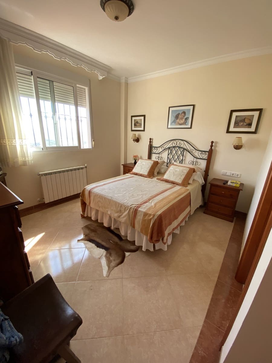 Chalet de 4 habitaciones en Villanueva del Trabuco en venta con piscina garaje - 305.000 € (Ref: 9674838)