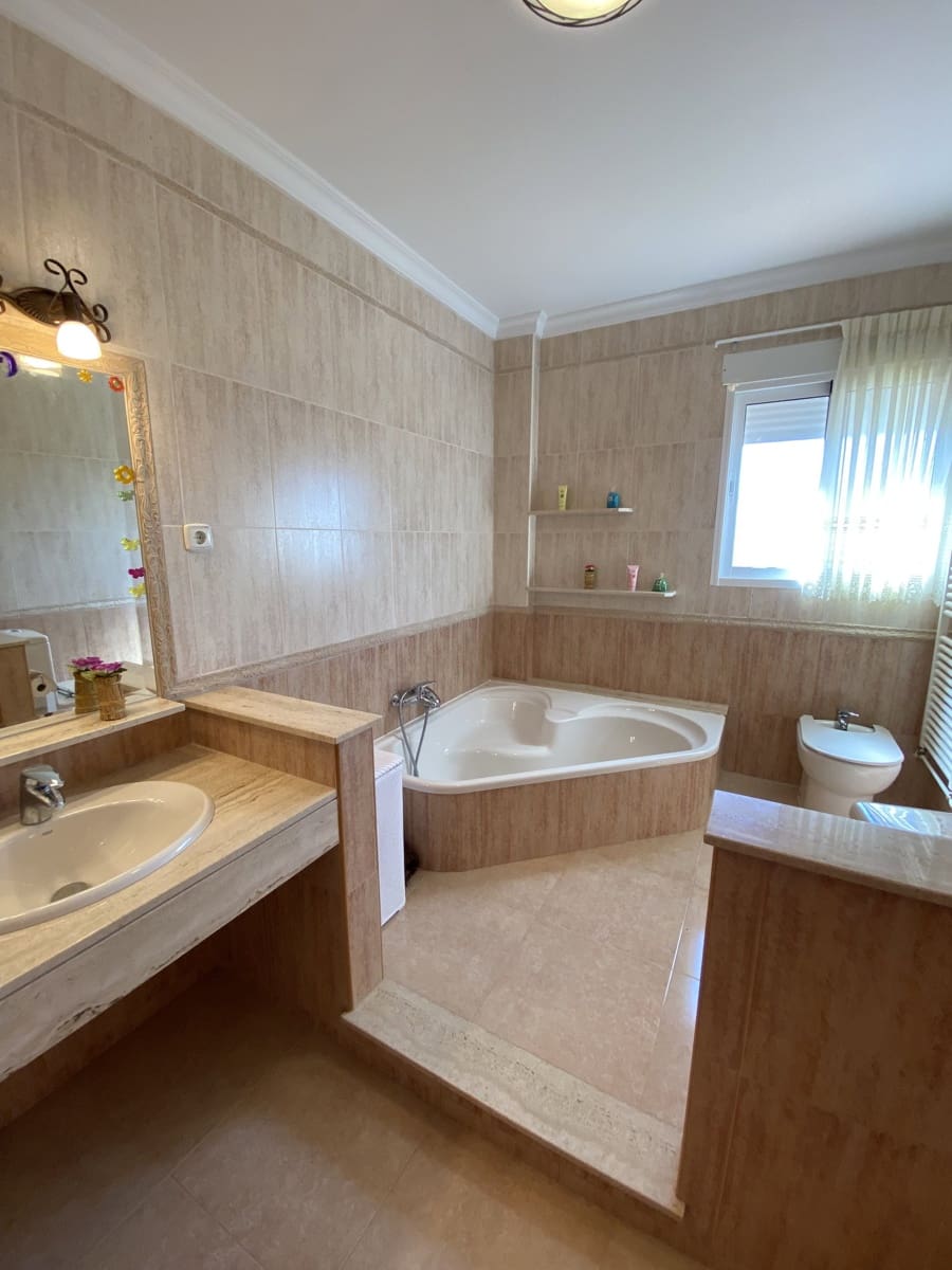 Chalet de 4 habitaciones en Villanueva del Trabuco en venta con piscina garaje - 305.000 € (Ref: 9674838)
