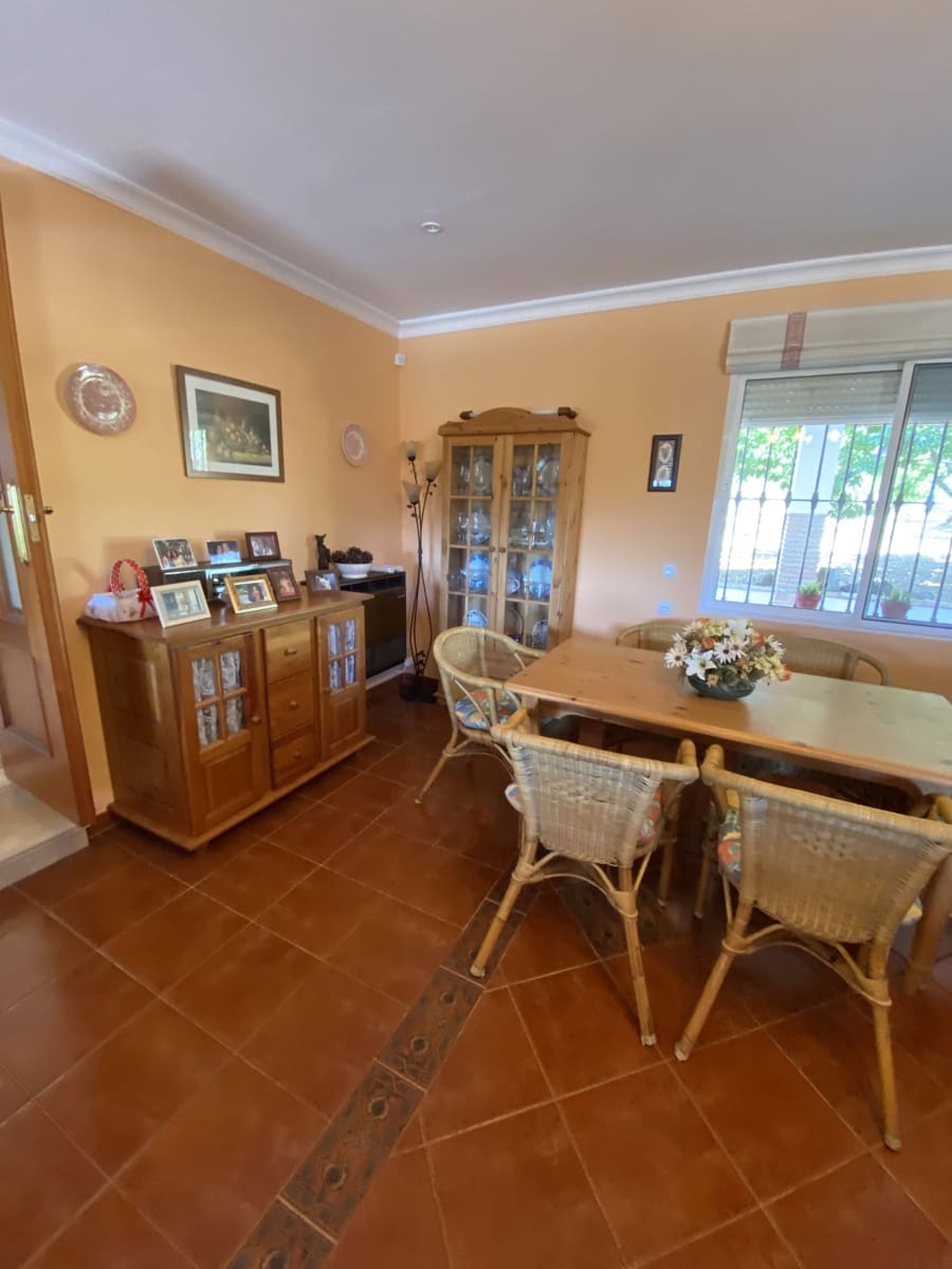 Chalet de 4 habitaciones en Villanueva del Trabuco en venta con piscina garaje - 305.000 € (Ref: 9674838)