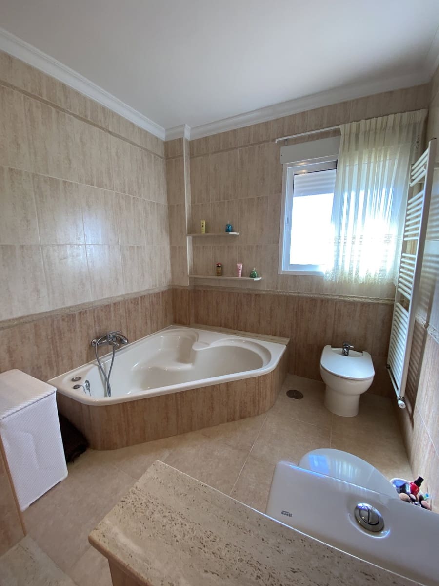 Chalet de 4 habitaciones en Villanueva del Trabuco en venta con piscina garaje - 305.000 € (Ref: 9674838)