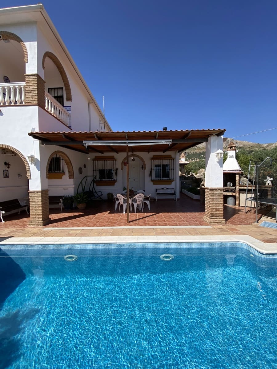 Chalet de 4 habitaciones en Villanueva del Trabuco en venta con piscina garaje - 305.000 € (Ref: 9674838)